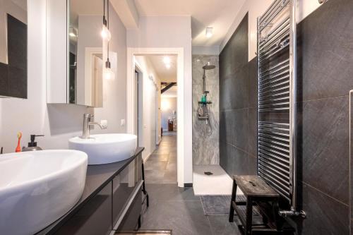y baño con 2 lavabos y ducha. en Parma Elegant and Sweet Apartments, en Parma
