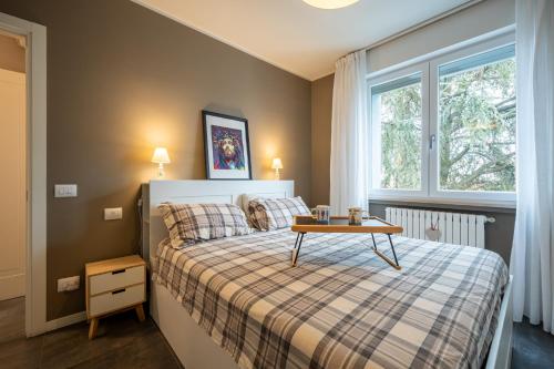 Un dormitorio con una cama con una mesa. en Parma Elegant and Sweet Apartments, en Parma