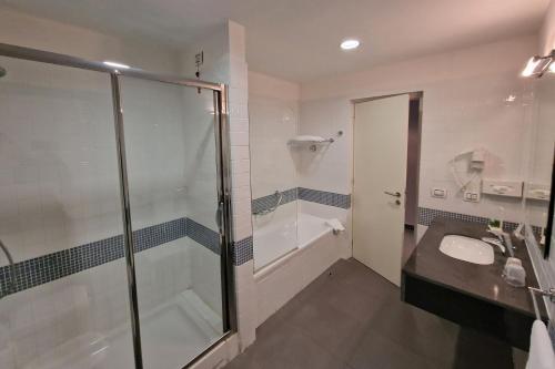 uma casa de banho com um chuveiro e um lavatório. em Inn Naples Airport em Gricignano dʼAversa