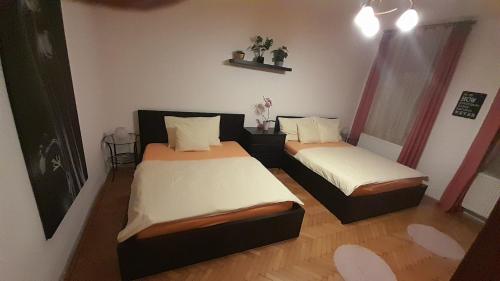 Cama o camas de una habitación en Family Flat 120m2, Praha 2 Vinohrady