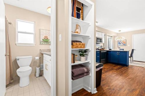 Ένα μπάνιο στο New! Pet-Friendly 1BR in the heart of Roseville!
