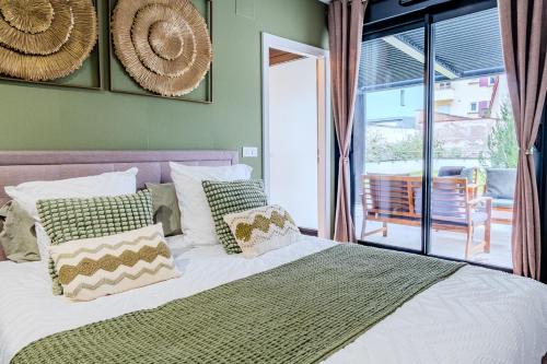 une chambre avec un lit avec des oreillers et une fenêtre dans l'établissement Appartement Cosy Jardin et Terrasse, à Strasbourg