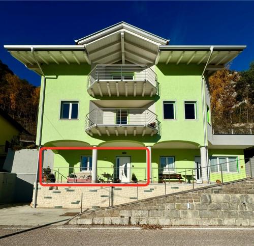 um edifício verde com varandas ao lado em Villa Zoe - Suite con Sauna em Margone