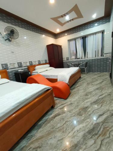 Llit o llits en una habitació de Nhật Phong 2 Bình Châu Hotel