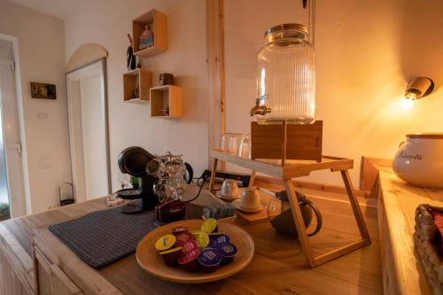 uma cozinha com uma tigela de comida numa mesa em Villa Zoe - Suite con Sauna em Margone