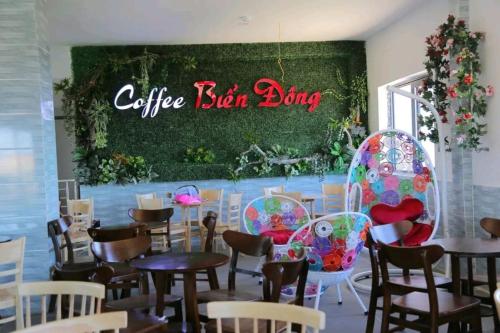 Restaurace v ubytování Biển Đông Hotel Đảo Phú Quý