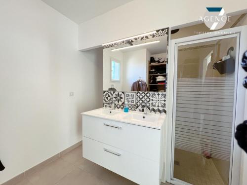 une salle de bain avec un lavabo et un miroir dans l'établissement Villa 6 personnes avec piscine privée, à Sainte-Maxime