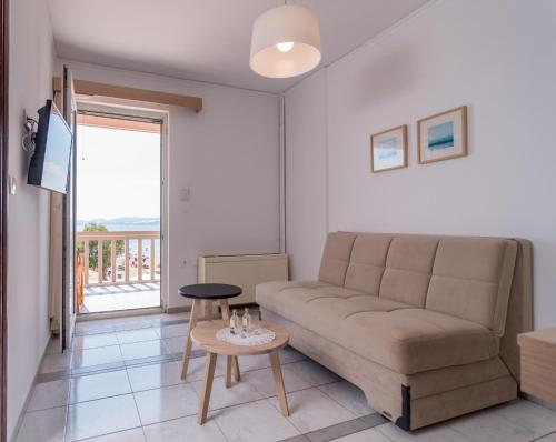 ein Wohnzimmer mit einem Sofa und einem Tisch in der Unterkunft Pal Beach in Palaiochóra