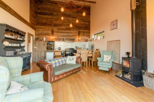 un soggiorno con divano e tavolo di Outshot Barn a Hay-on-Wye
