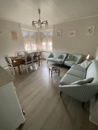 un salon avec deux canapés et une table dans l'établissement Le Refuge de l'Ours, à Baerenthal