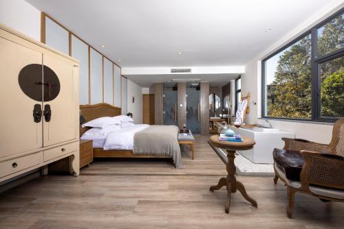 a bedroom with a bed and a desk and a chair at Dali Beauty Seaview B&B in Dali