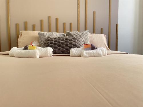 uma cama com lençóis brancos e almofadas em Appartement Cosy Centre ville Marseille wifi em Marselha