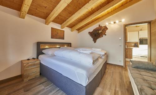 - une chambre avec un grand lit dans l'établissement Good Life Top 3, à Saalbach-Hinterglemm