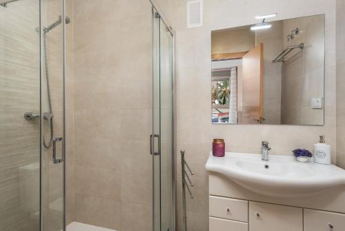 a bathroom with a sink and a shower at Apartamento Melior 2C - PlusHolidays in Calpe