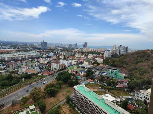 una vista aerea di una città con edifici di Unixx a Pattaya Sud