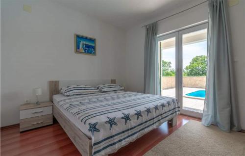 una camera con letto e porta scorrevole in vetro di Beautiful Home In Konjsko With Outdoor Swimming Pool a Konjsko