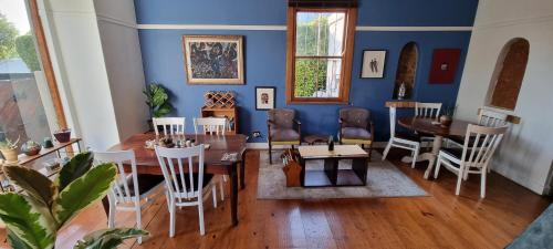 Area soggiorno di 84 on Fourth Guest House