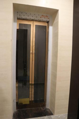 ハリドワールにあるHotel Grand Exoticaの壁にガラスのドアが2つある部屋