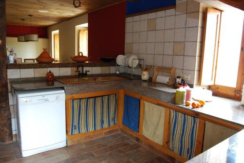 a kitchen with a refrigerator and a dishwasher at Casa Rural al Pirineu in Ansobell