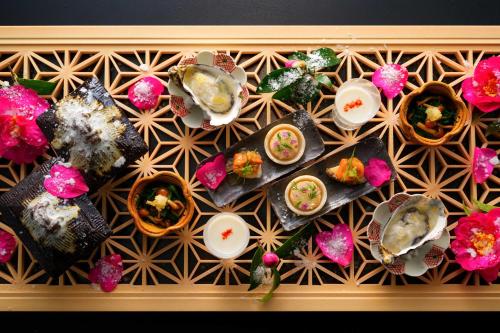 un vassoio di cibo su un tavolo con piatti di Gekkoju Yufuin a Yufu