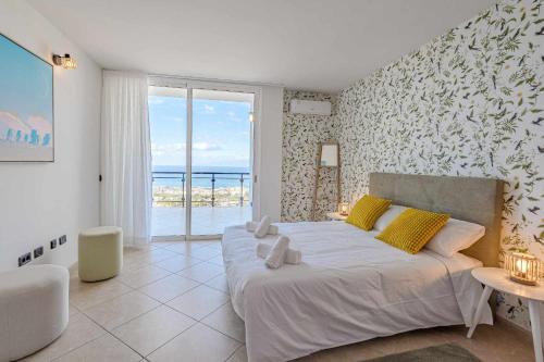 1 dormitorio con cama y vistas al océano en Tagora Breeze, en Adeje
