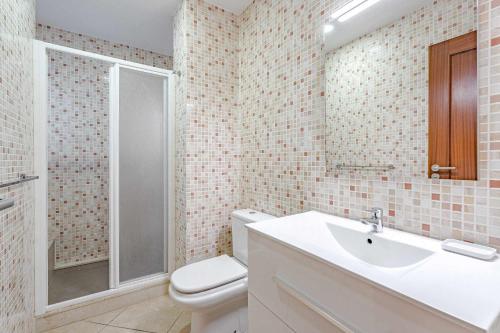 La salle de bains est pourvue de toilettes, d'un lavabo et d'une douche. dans l'établissement Tagora Breeze, à Adeje