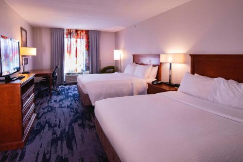 Habitación de hotel con 2 camas y TV de pantalla plana. en Fairfield Inn & Suites by Marriott Valdosta en Valdosta
