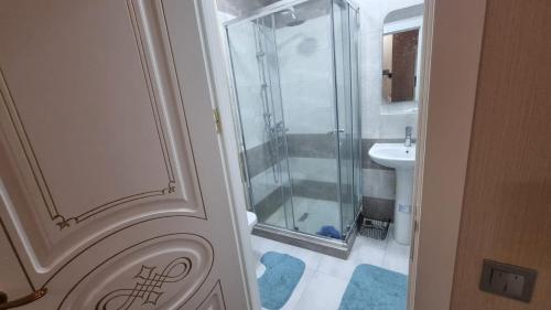 y baño con ducha y lavamanos. en Kristal Sumqayıt, en Sumqayit