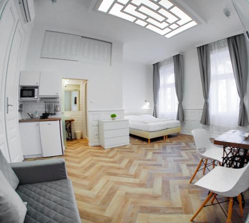 ein Wohnzimmer mit einem Sofa und einem Tisch in der Unterkunft Tóni Villa in Budapest
