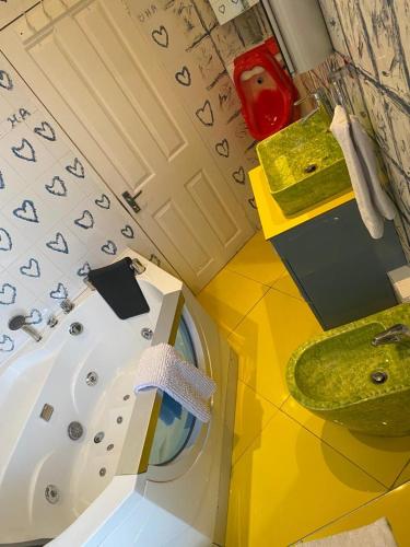 een badkamer met een wastafel en een wasmachine bij Ziggla Luxury Properties in Londen