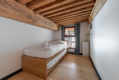 une chambre avec un lit et un plafond en bois dans l'établissement La Bohème - Au coeur de la Croix-Rousse, à Lyon