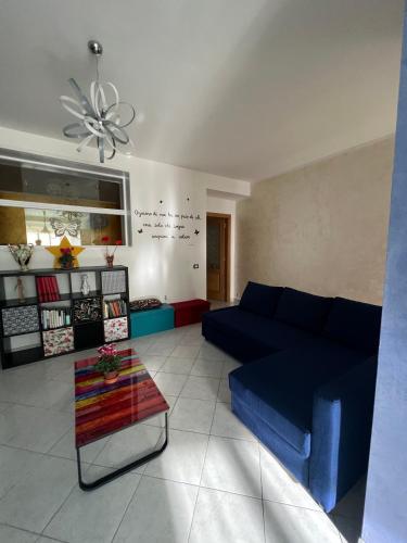 a living room with a blue couch and a table at Il mondo di Leo in Tocco da Casauria