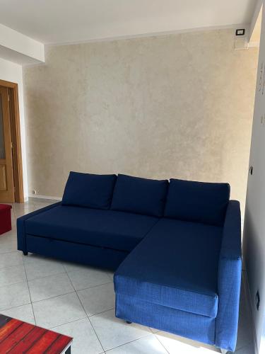 a blue couch sitting in a living room at Il mondo di Leo in Tocco da Casauria
