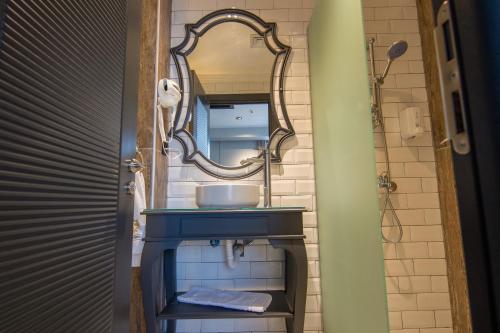 y baño con lavabo y espejo. en SHERLOCK HOMES HOTELS, en Estambul