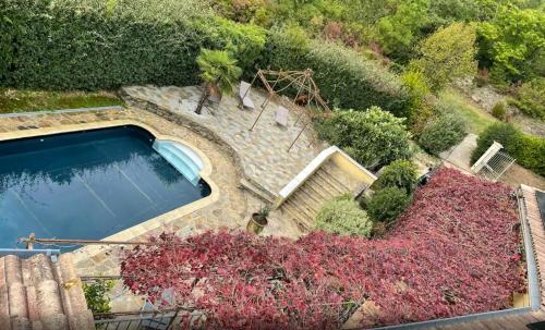 una vista aérea de una piscina en un jardín en Villa de 4 chambres avec piscine privee jardin clos et wifi a Generargues en Générargues