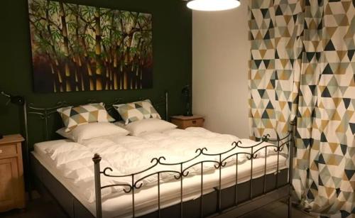 Ένα ή περισσότερα κρεβάτια σε δωμάτιο στο Villa de 4 chambres avec piscine privee jardin clos et wifi a Generargues