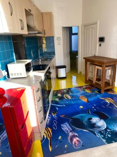 ロンドンにあるZiggla Luxury Propertiesの- 魚の壁画が施された床のキッチン