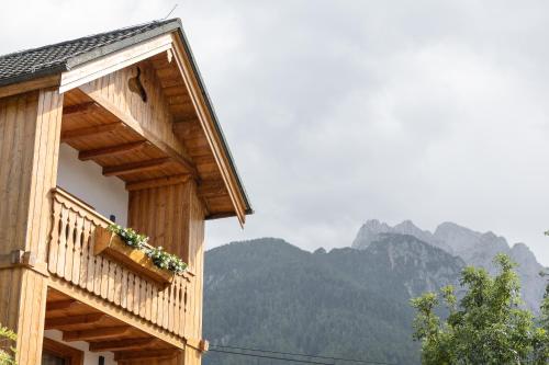 ein Gebäude mit einem Balkon mit Bergblick im Hintergrund in der Unterkunft Hotel Lipa in Kranjska Gora