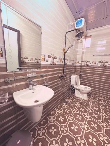 a bathroom with a sink and a toilet at Nice homestay in Ninh Binh in Nguyên Ngoại