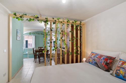 um quarto com uma cama e uma sala de jantar em Casa della nonna Teresa em Bordighera