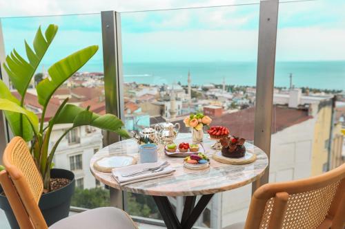 une table avec de la nourriture au sommet d'un balcon dans l'établissement Innova Sultanahmet Istanbul, à Istanbul