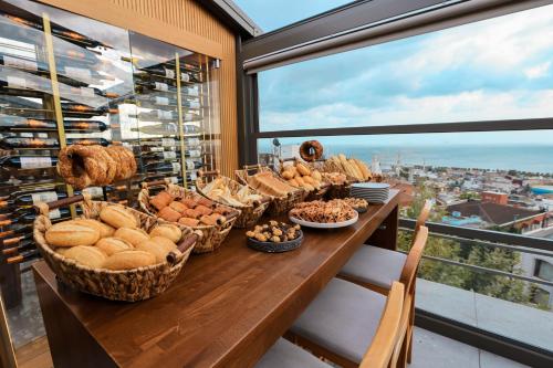 une table contenant des paniers de pain et d'autres aliments dans l'établissement Innova Sultanahmet Istanbul, à Istanbul