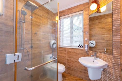 a bathroom with a shower and a toilet and a sink at Villa BLUE DAY VIEW Biển TRẦN PHÚ Siêu Đẹp in Vung Tau