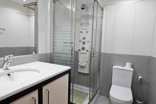 a bathroom with a shower and a toilet and a sink at Vista Mar Concórdia by Rentallido in Funchal