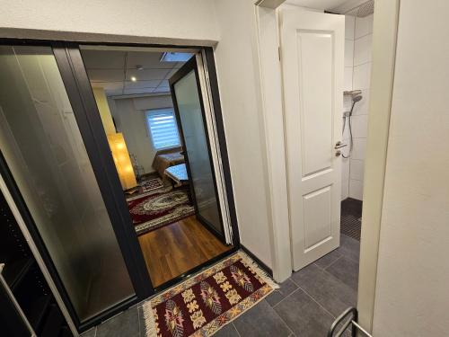 a hallway with a mirror and a door to a room at Moderne Unterkunft mit orientalischem Flair und Top-Lage näher Bonn in Meckenheim