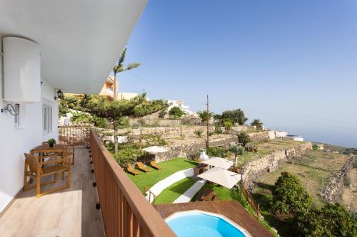 uma villa com uma piscina e uma varanda com vista em Lightbooking Villa Arali - Lujo renovado en Tenerife em Fasnia