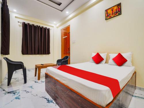 a bedroom with a bed and a desk in a room at OYO Flagship Hotel Moonlight in Rāipur