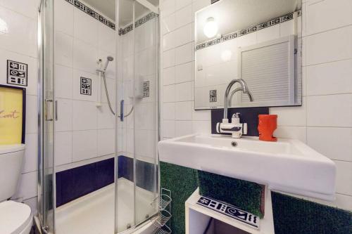 een badkamer met een wastafel, een douche en een toilet bij Cosy 3BD maisonette in Ladbroke GroveNotting Hill in Londen