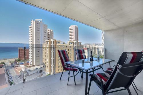 een tafel en stoelen op een balkon met uitzicht bij Apartamento Mirador - PlusHolidays in Calpe