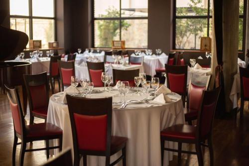 una sala da pranzo con tavoli e sedie con bicchieri da vino di Howard Johnson Plaza Jujuy a San Salvador de Jujuy